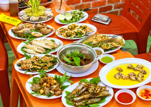 Ốc hương trong bàn nhiều món: chia một phần dùng thử trước rồi bổ sung theo nhu cầu